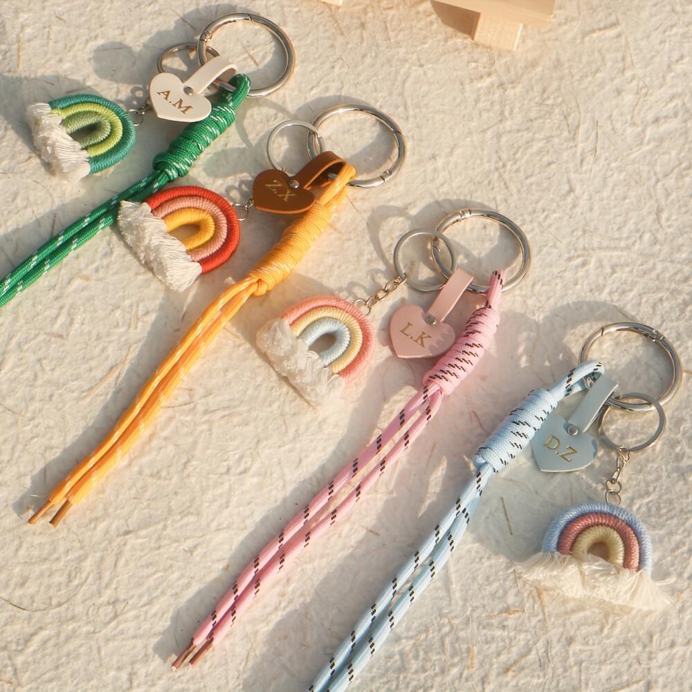 カスタムイニシャルハートレザータグマクラメレインボーキーホル - Monogram Keychain Leather のレビューと価格